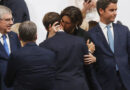 Beijo entre Macron e ministra gera polêmica na imprensa mundial; veja
