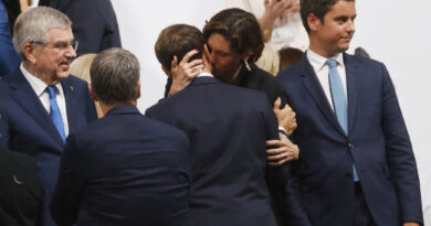 Beijo entre Macron e ministra gera polêmica na imprensa mundial; veja