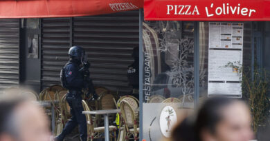 Funcionários reféns em pizzaria em Paris foram libertados; homem detido