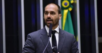 Eduardo Bolsonaro rebatedecisão de Moraes sobre convite de Trump