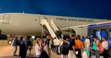 Voo com 135 deportados dos EUA pousa em Fortaleza