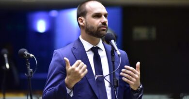 Eduardo Bolsonaro cogita abrir mão do mandato, mas Valdemar prevê volta do deputado