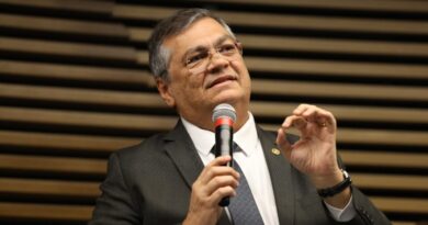 Dino diz que STF não julgará Bolsonaro em ritmo de calendário eleitoral