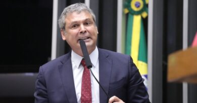 Lindbergh contesta Zucco com moção e diz que líder da oposição quer blindar Michelle Bolsonaro