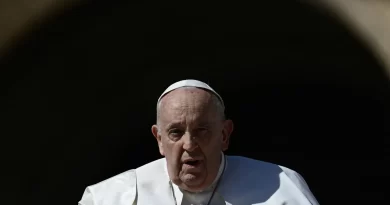 Vaticano parabeniza Francisco por 12 anos de papado e pede orações por sua saúde