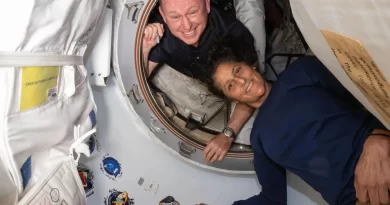 Astronautas cuja missão de 8 dias virou de 9 meses ficam mais perto de voltar à Terra