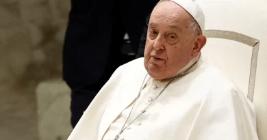 Papa Francisco completa um mês de internação e passa bem a noite no hospital