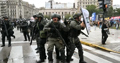 Torcidas organizadas apoiam aposentados contra Milei, e protesto escala para confronto